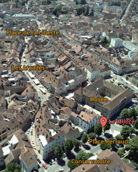 vue du ciel de lons-le-saunier, avec le musée, la Place Perraud et Le Mijoté