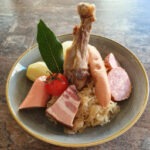 Jarret de porc confit sur lit de choucroute et pommes de terre choucroute